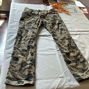 Divided  slim low waisted Green camo pants